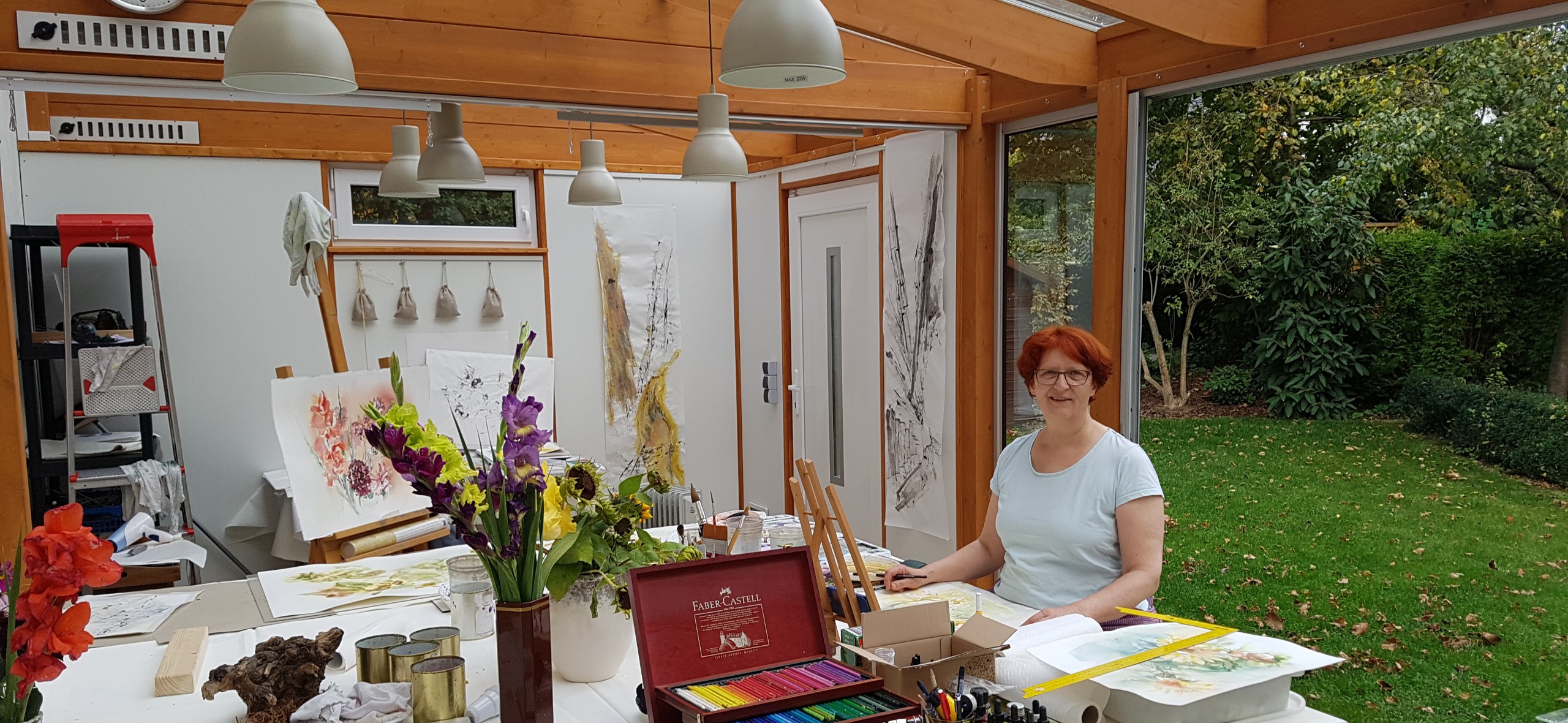 Waltraud Rau im Atelier im Garten